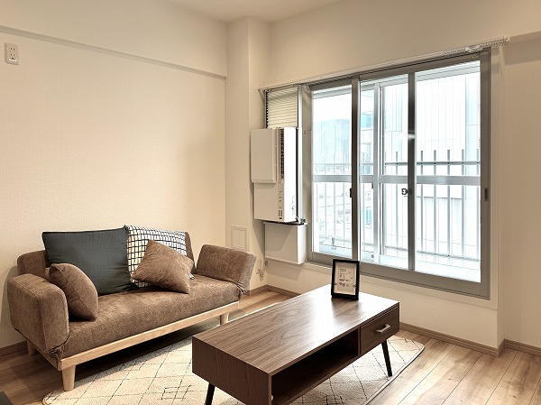 藤ビル_東向きに窓があるリビングスペースの写真