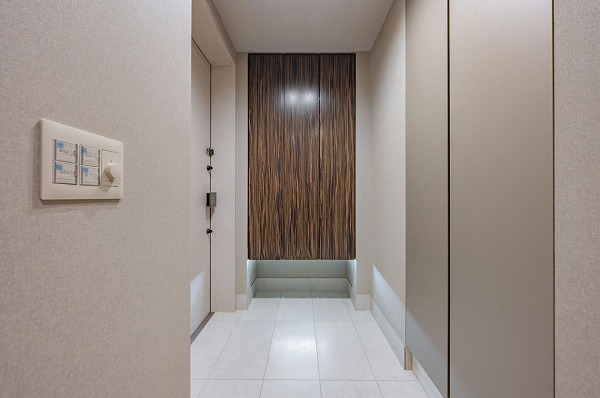 プラウドタワー千代田富士見レジデンス_広々とした玄関廊下の写真