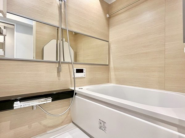 ガーデンコーポ不動前栄ビル_木目調のバスルームの写真1