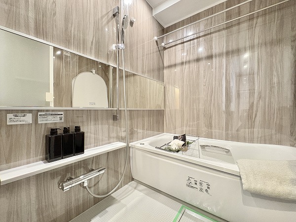 フューズ・コート175_木目調のバスルームの写真