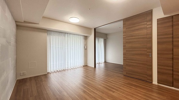 ブランズ文京護国寺_木目調のリビングダイニングキッチンの写真