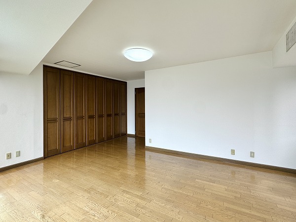 白金台シャスター_二面採光の洋室の写真3