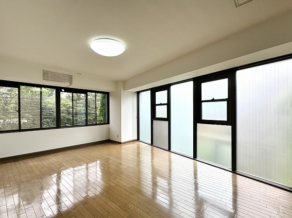 白金台シャスター_2面採光の洋室の写真