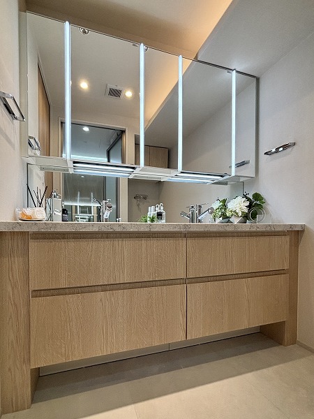 ブリリアザタワー東京八重洲アベニュー_大きな洗面化粧台の写真