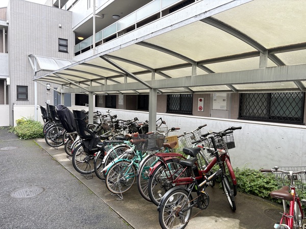 ベルハイム下北沢　駐輪場の写真