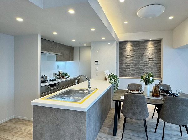 エバーグリーンパレス新宿_フルリノベされたリビングダイニングの写真