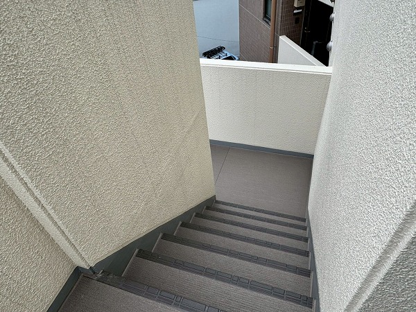 エバーグリーンパレス新宿　外階段