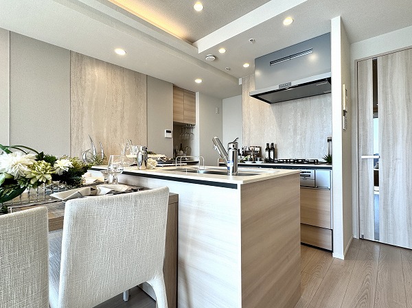 大崎ウエストシティタワーズE棟_高級感あるキッチンの写真