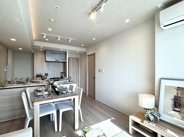 大崎ウエストシティタワーズE棟_明るいメインルームの写真