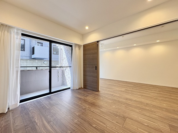 クレッセント上野毛Ⅱ_窓際の洋室の写真