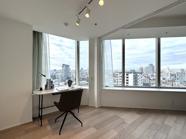 白金タワー_LDKと隣接した洋室の写真