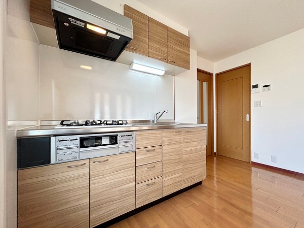 京王瀬田マンション_木目調キッチンの写真