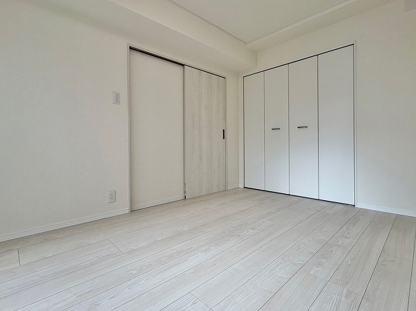 西新宿ダイヤモンドパレス_白基調の部屋の写真