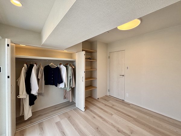 新宿サマリヤマンション_アクセントクロスがお洒落な洋室の写真3