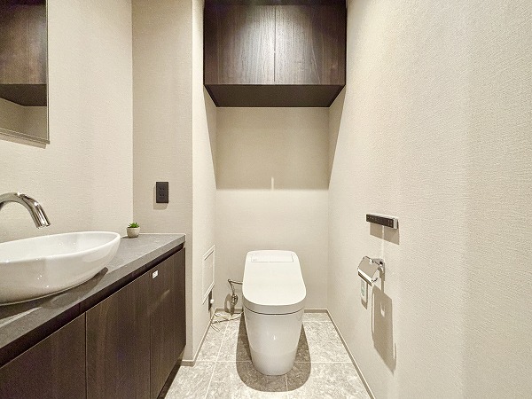 ヴィークハウス広尾_モノトーンでまとめられたトイレの写真