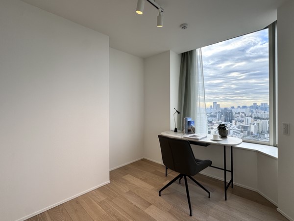 白金タワー_LDKの奥にある洋室の写真