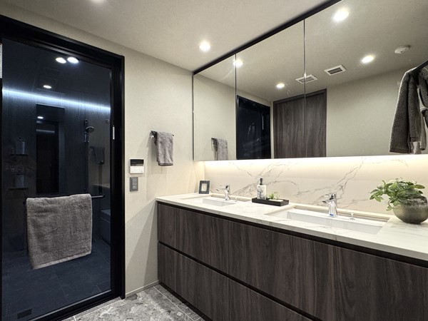 白金タワー_ラグジュアリーな洗面室の写真