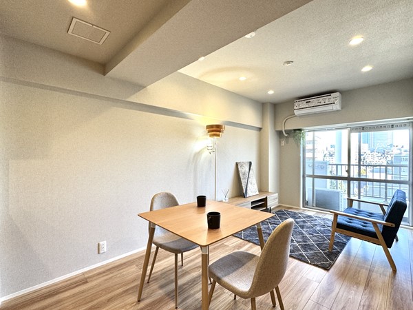 朝日中目黒マンション_大きな窓があるメインルームの写真