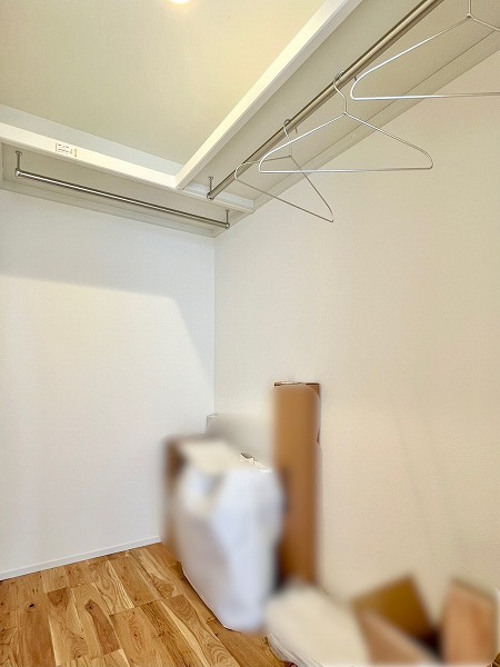 武蔵小山フラワーマンション_広々としたウォークインクローゼットの写真