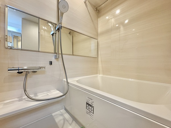 アンバサダー三軒茶屋_木目調パネルの写真1