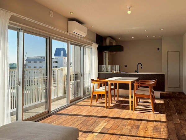 ドルフ都立大_明るいリビングダイニングの写真