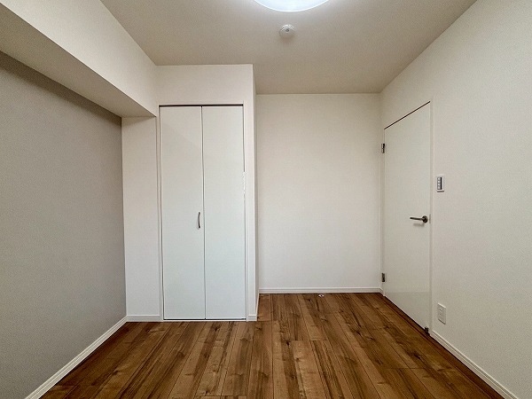 マンション小石川台_アクセントクロスがお洒落な洋室の写真