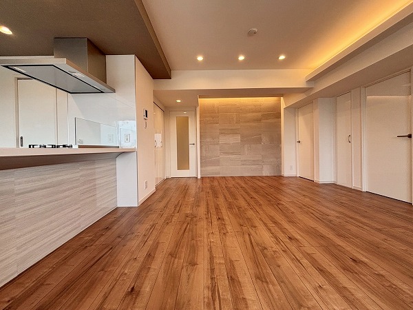 マンション小石川台_木目調のリビングダイニングキッチンの写真