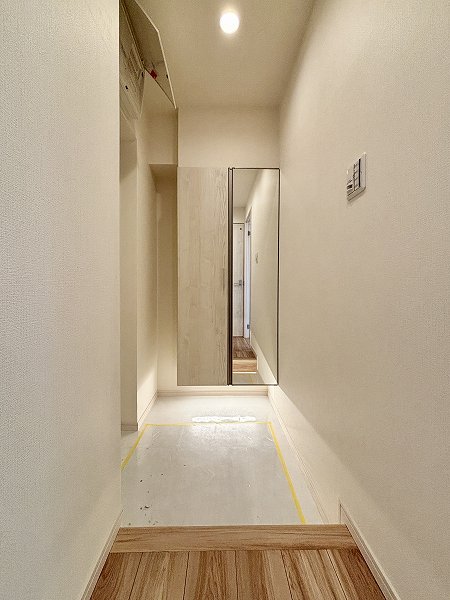新宿スカイプラザ_リノベーション済みの玄関の写真2
