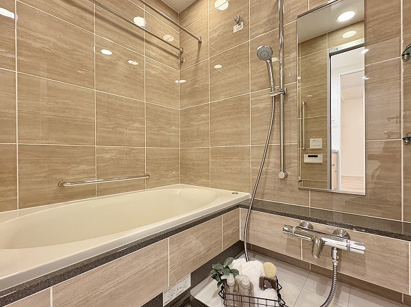 クラッシィハウス世田谷公園_木目調パネルのバスルームの写真