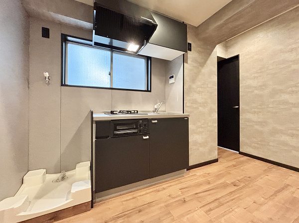 マンション高田馬場_黒を基調としたキッチンの写真