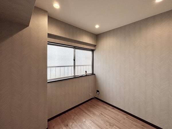 マンション高田馬場_アクセントクロスがお洒落な洋室の写真