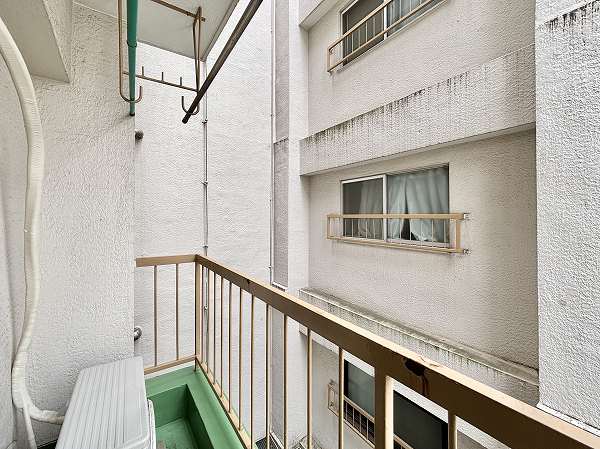 マンション高田馬場_コンパクトなバルコニーの写真