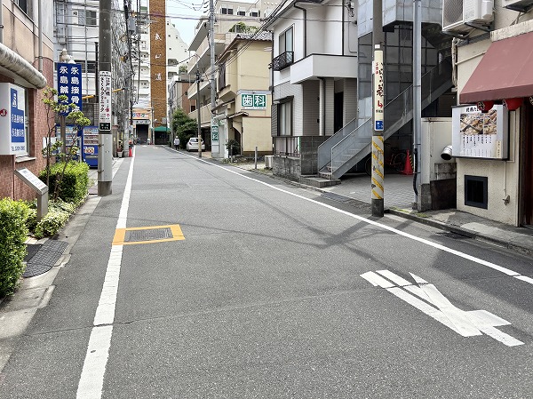 マンションへ向かう道