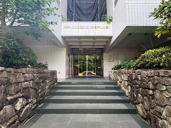 アパガーデンズ新宿戸山公園　アプローチ