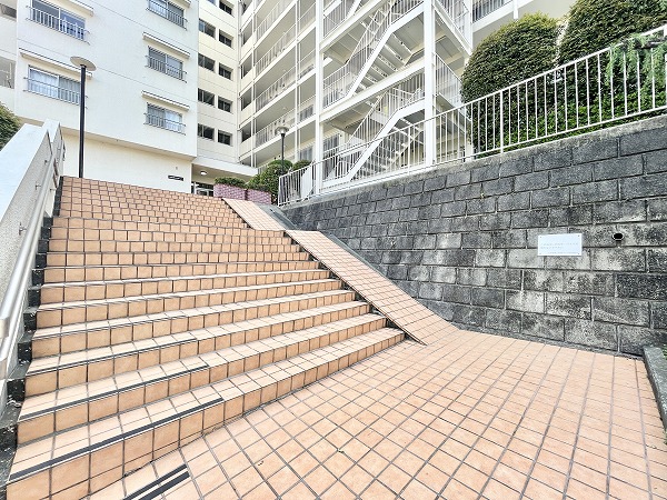 三井馬事公苑南ハイツ　アプローチ