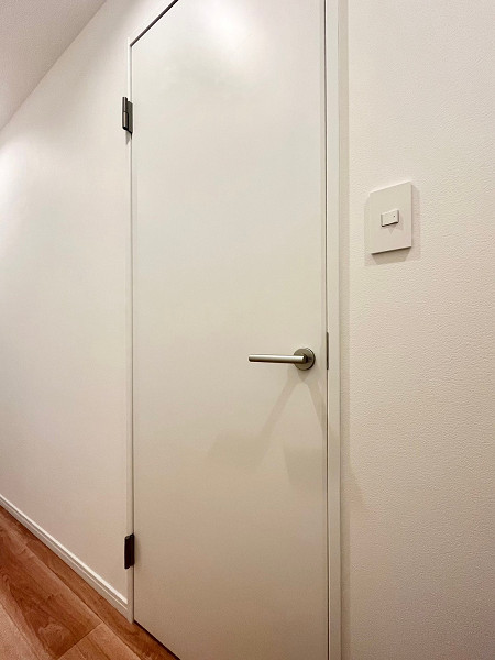 玄関のすぐ隣の扉を開けると・・・？