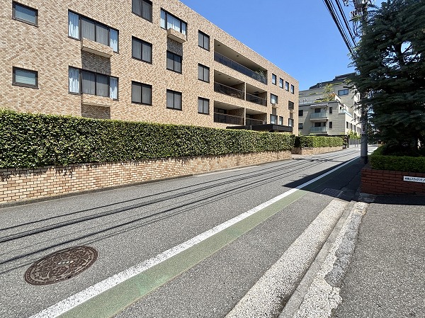 マンション前の道