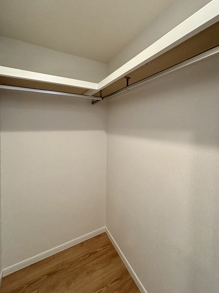 秀和青南レジデンス_大きなウォークインクローゼットの写真