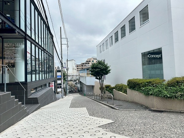 駅前の坂