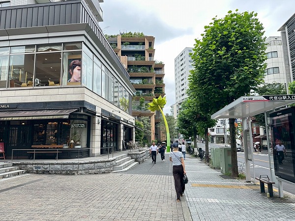 代官山駅入り口停