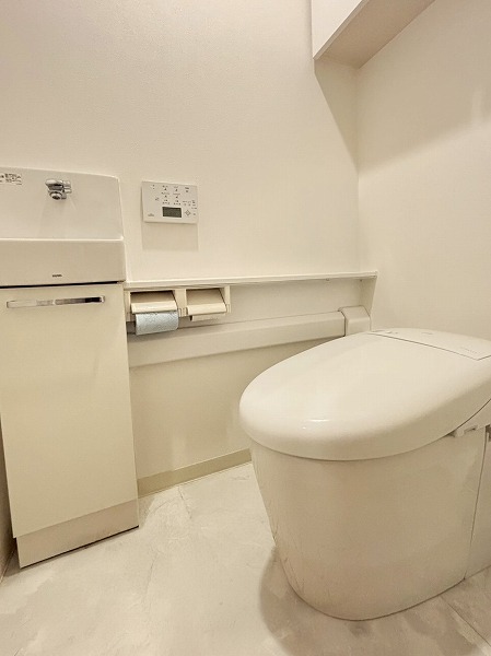 ワールドシティタワーズアクアタワー_白を基調としたトイレの写真