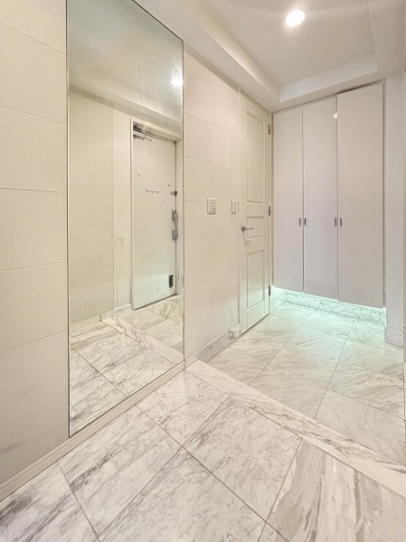 ワールドシティタワーズアクアタワー_大理石調の玄関の写真