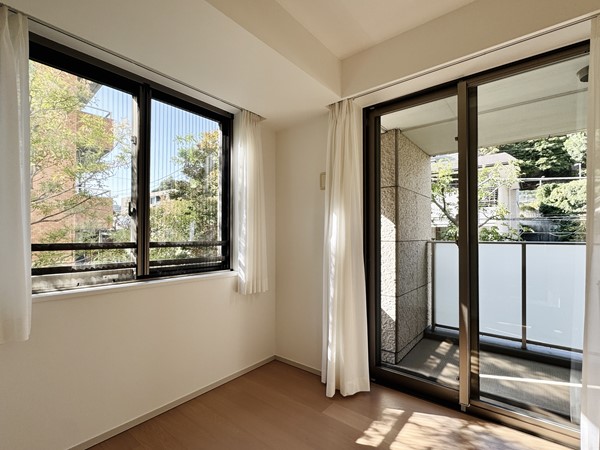 ブランズ麻布狸穴町_二面採光の洋室の写真