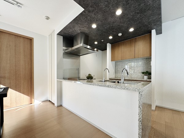 ブランズ麻布狸穴町_開放感のある対面キッチンの写真