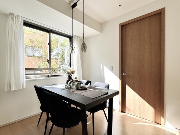 ブランズ麻布狸穴町_明るいダイニングの写真