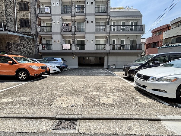 麻布狸穴ナショナルコート　車両置き場