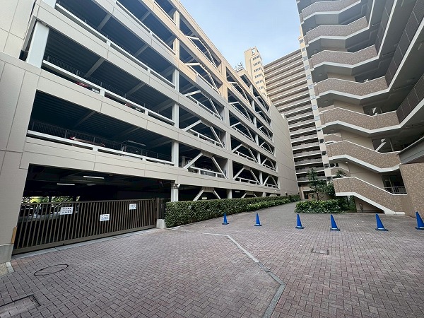 プライヴブルー東京 駐車場