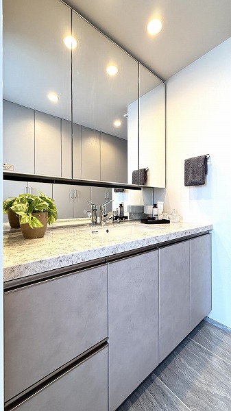 アーバンドックパークシティ豊洲タワーA_3面鏡の洗面化粧台の写真