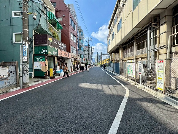 高田馬場駅前の道