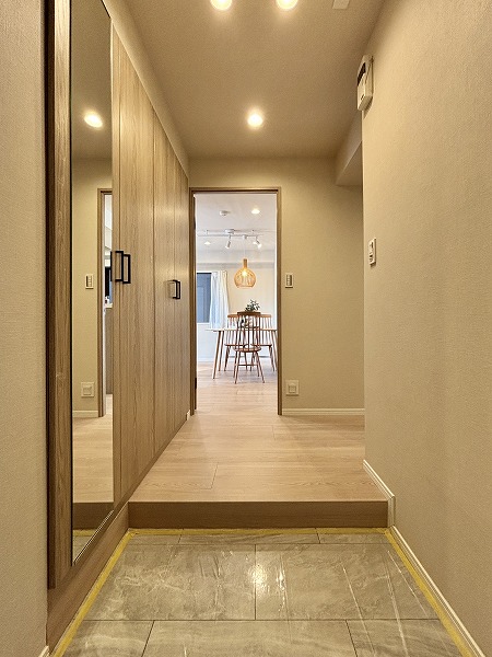 南青山ユニハイツ_リノベーション済みの玄関の写真